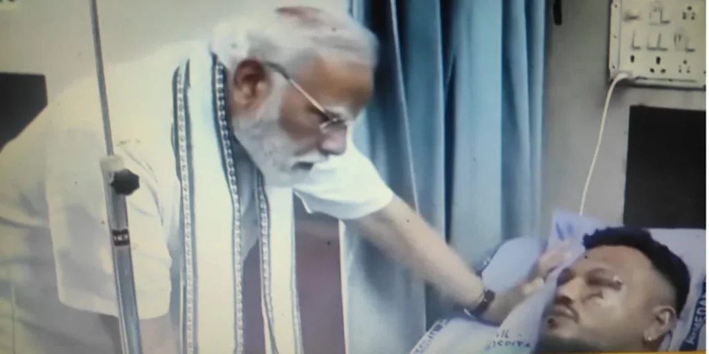 प्रधानमंत्री नरेंद्र मोदी ने स्वयं अस्पताल पहुंचकर विश्वास से मुलाकात 